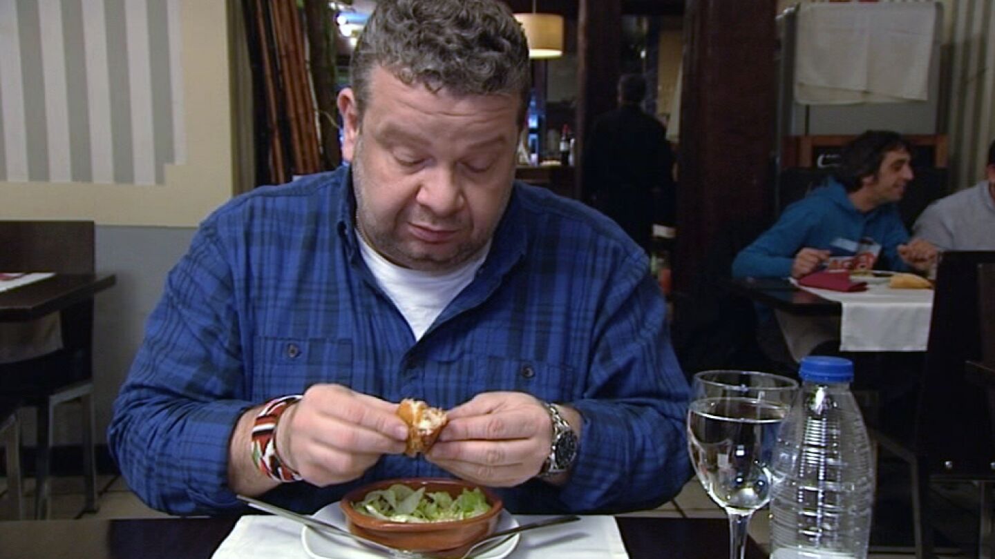 Alberto Chicote prueba las croquetas del 'Alcal&aacute; 125'