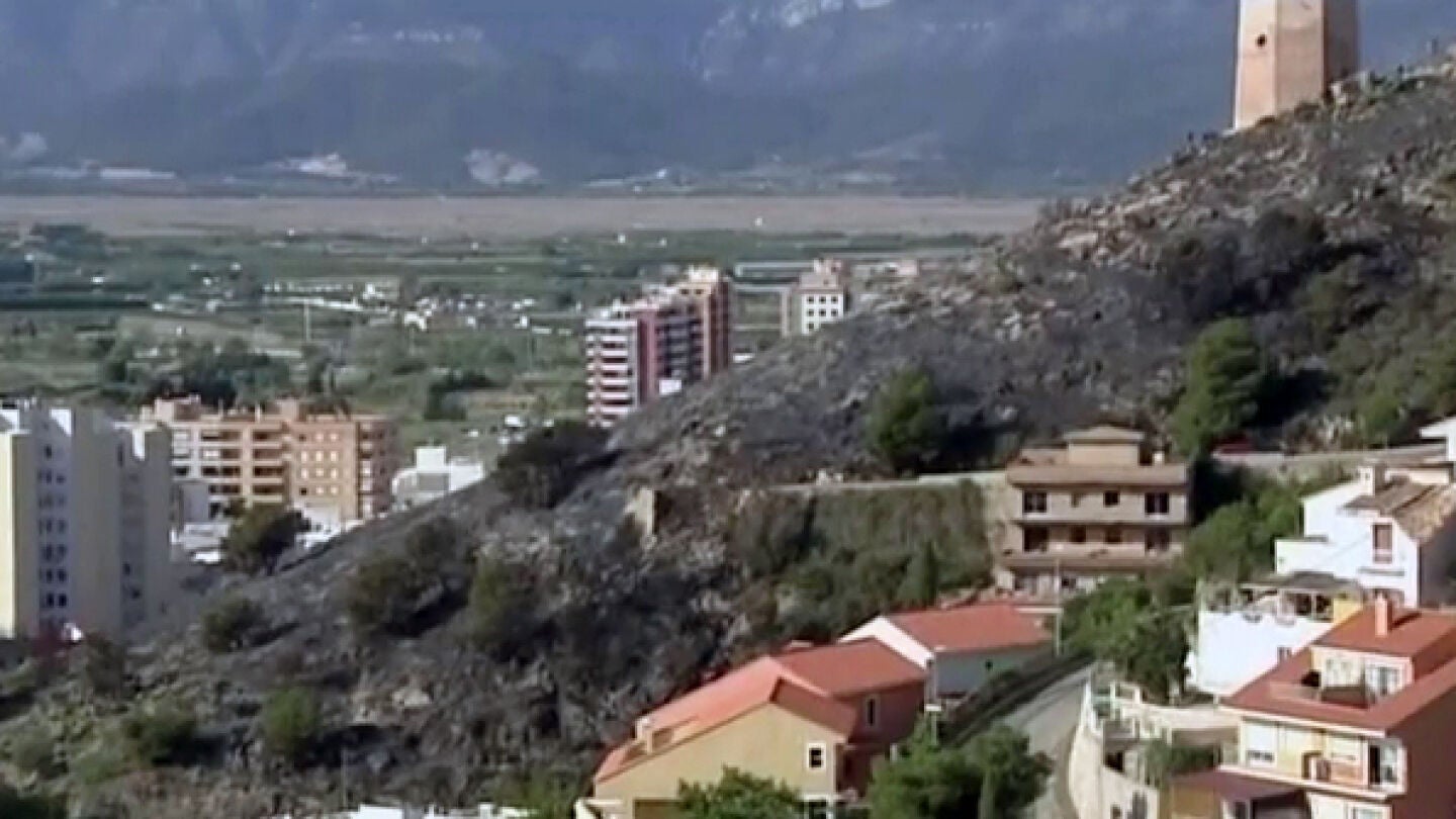 El alcalde de Cullera echa balones fuera tras el incendio y la oposici&oacute;n exige su dimisi&oacute;n
