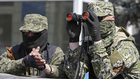 Militantes prorrusos armados hacen guardia en el ayuntamiento de Konstantinovka Militantes prorrusos armados hacen guardia en el ayuntamiento de Konstantinovka