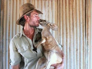 Este australiano rescata y cuida a canguros en Australia