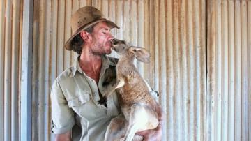 Este australiano rescata y cuida a canguros en Australia