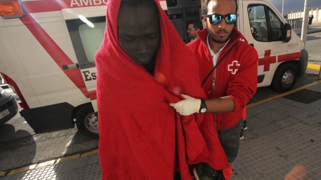 Un inmigrante atendido por la Cruz Roja a su llegada al Estrecho de Gibraltar