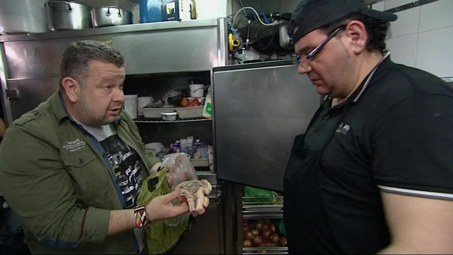 Alberto Chicote con el cocinero de 'El Puerto' Alberto Chicote con el cocinero de 'El Puerto'