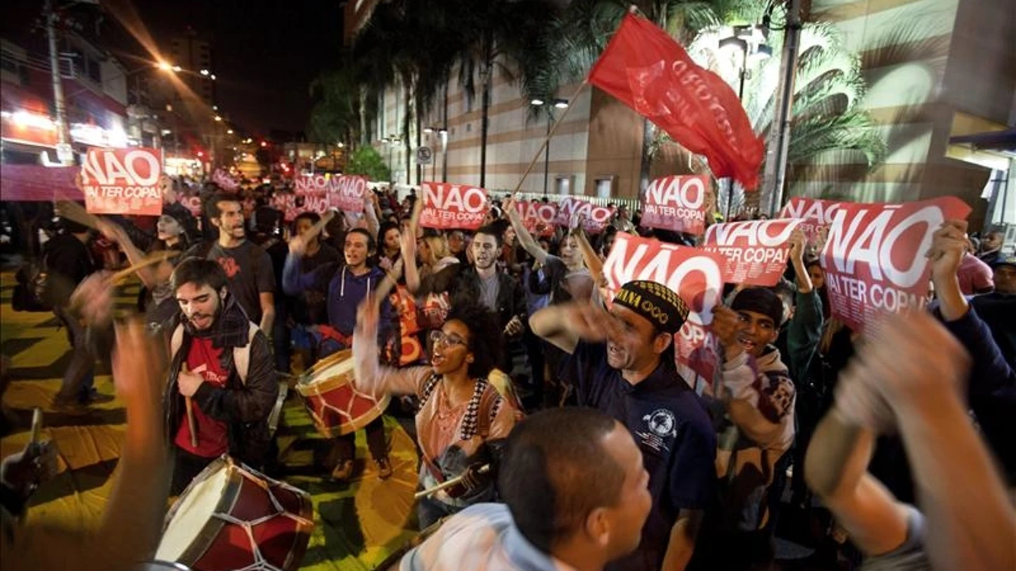 Cientos de manifestantes protestan en las calles de Sao Paulo Cientos de manifestantes protestan en las calles de Sao Paulo