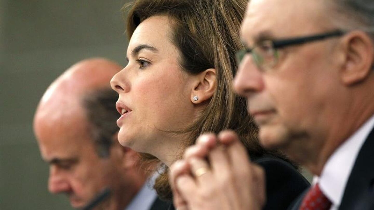 La vicepresidenta del Gobierno acompa&ntilde;ada por los ministros