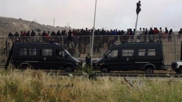 Decenas de inmigrantes acceden a Melilla