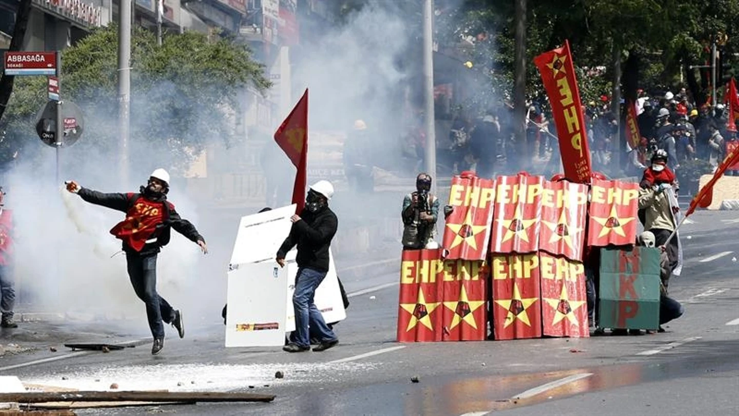 Choques entre manifestantes y policías en Estambul Choques entre manifestantes y policías en Estambul