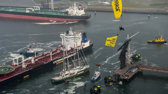 Activistas de Greenpeace impiden que un petrolero llegue a Rotterdam Activistas de Greenpeace impiden que un petrolero llegue a Rotterdam