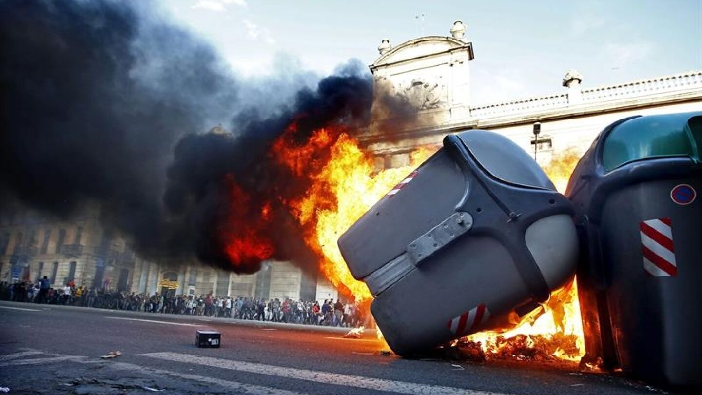 Contenedores ardiendo al finalizar la manifestaci&oacute;n alternativa