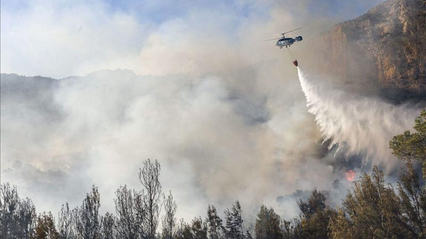 Los desalojados por el incendio de D&eacute;nia regresan a sus casas