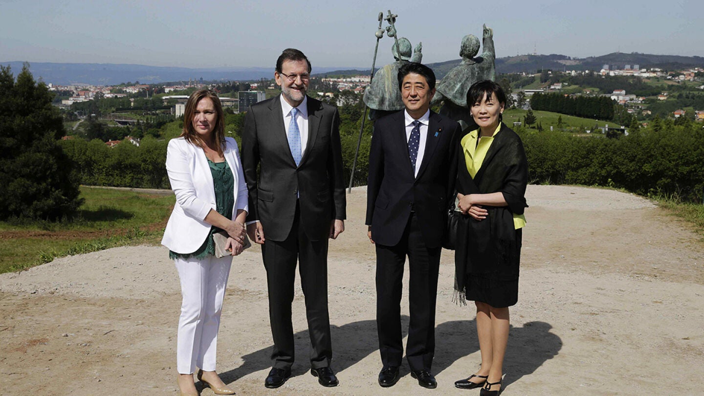 Rajoy y su esposa, Elvira Fern&aacute;ndez, acompa&ntilde;an al primer ministro de Jap&oacute;n, Shinzo Abe, y su esposa