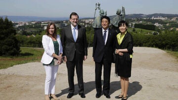Rajoy y su esposa, Elvira Fernández, acompañan al primer ministro de Japón, Shinzo Abe, y su esposa