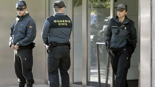 Agentes de la Guardia Civil en la sede de Adif Agentes de la Guardia Civil en la sede de Adif