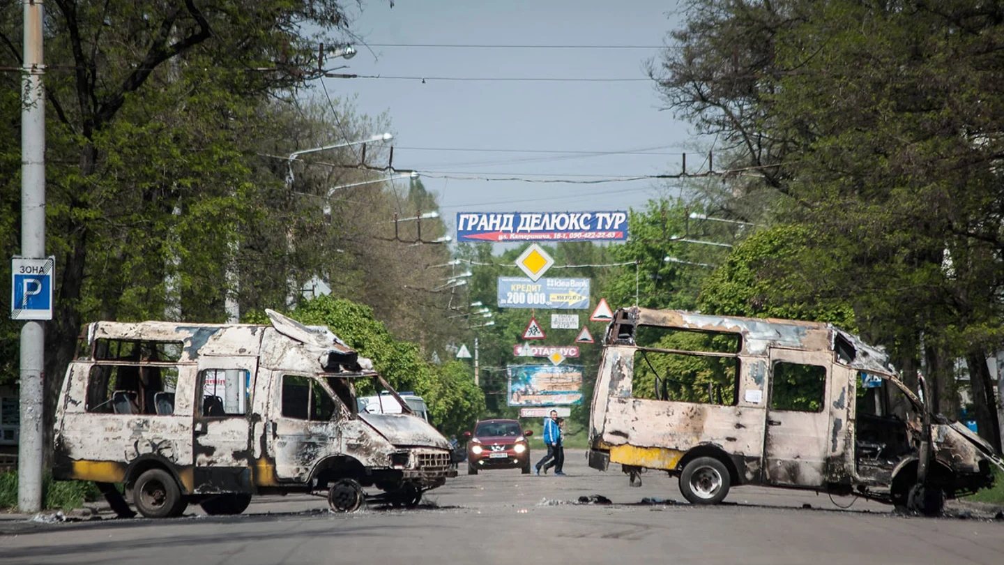 Dos furgonetas calcinadas en Kramatorsk Dos furgonetas calcinadas en Kramatorsk