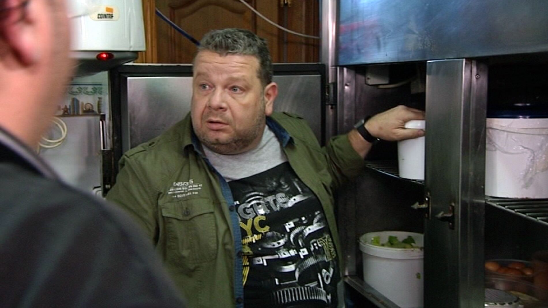 Alberto Chicote echa un vistazo a las cámaras de 'El Puerto'