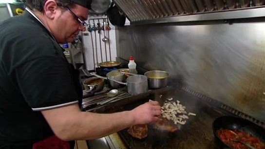 Domingo se vuelve grosero en la cocina de 'El Puerto' Domingo se vuelve grosero en la cocina de 'El Puerto'