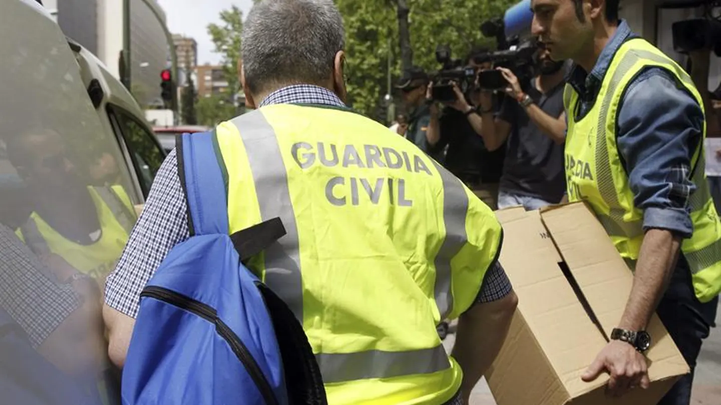 Efectivos de la Guardia Civil durante el registro llevado a cabo en las oficinas de Adif en Madrid Efectivos de la Guardia Civil durante el registro llevado a cabo en las oficinas de Adif en Madrid