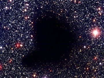 La nube Molecular Barnard 68 es una nube infrarroja. Al no emitir en el espectro visible, la vemos ausente de color