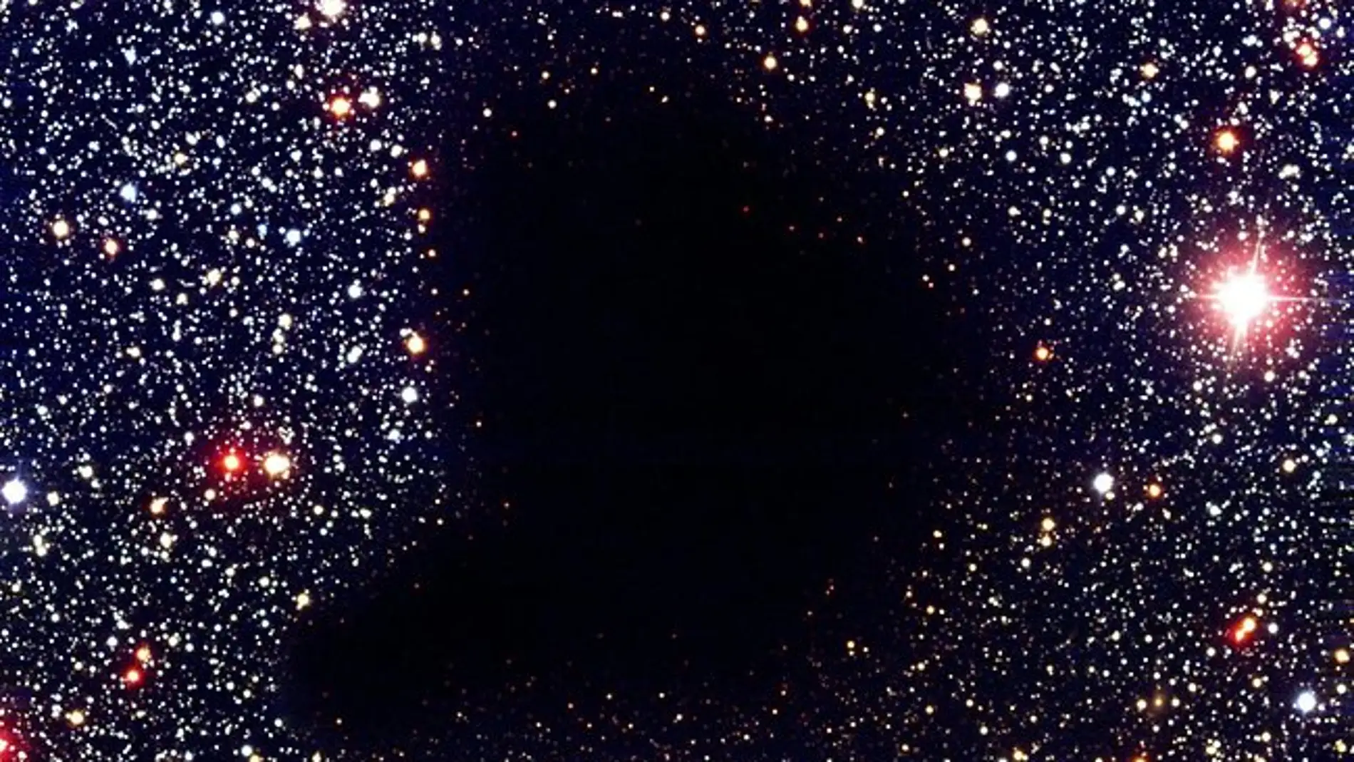 La nube Molecular Barnard 68 es una nube infrarroja. Al no emitir en el espectro visible, la vemos ausente de color