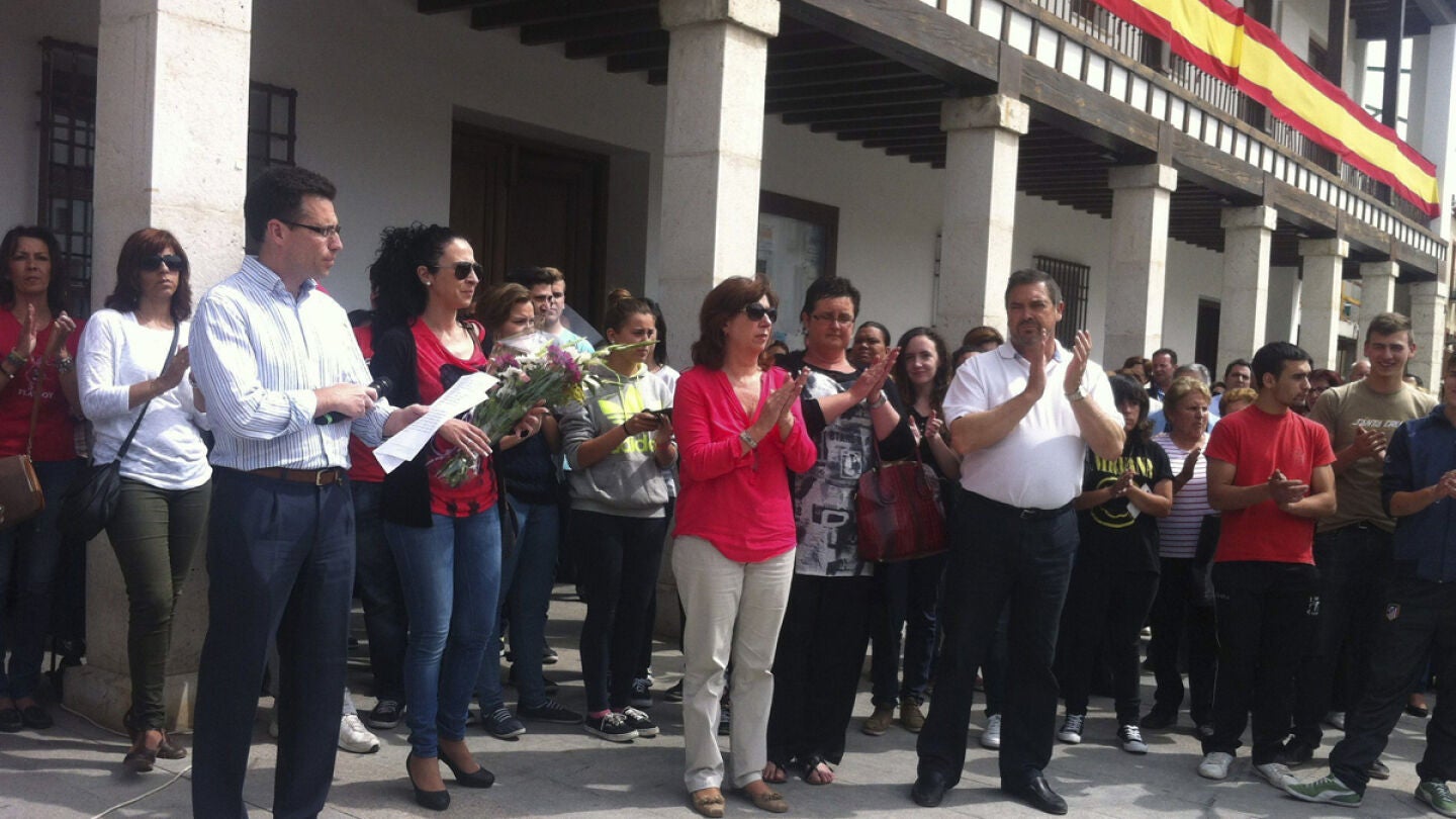 Los vecinos de Villarejo, durante el homenaje a las v&iacute;ctimas