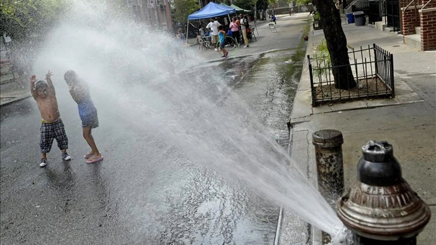 Un aumento de las temperaturas de casi 1,1 grados celsius en el último siglo ha provocado que las olas de calor sean cada vez más comunes Un aumento de las temperaturas de casi 1,1 grados celsius en el último siglo ha provocado que las olas de calor sean cada vez más comunes
