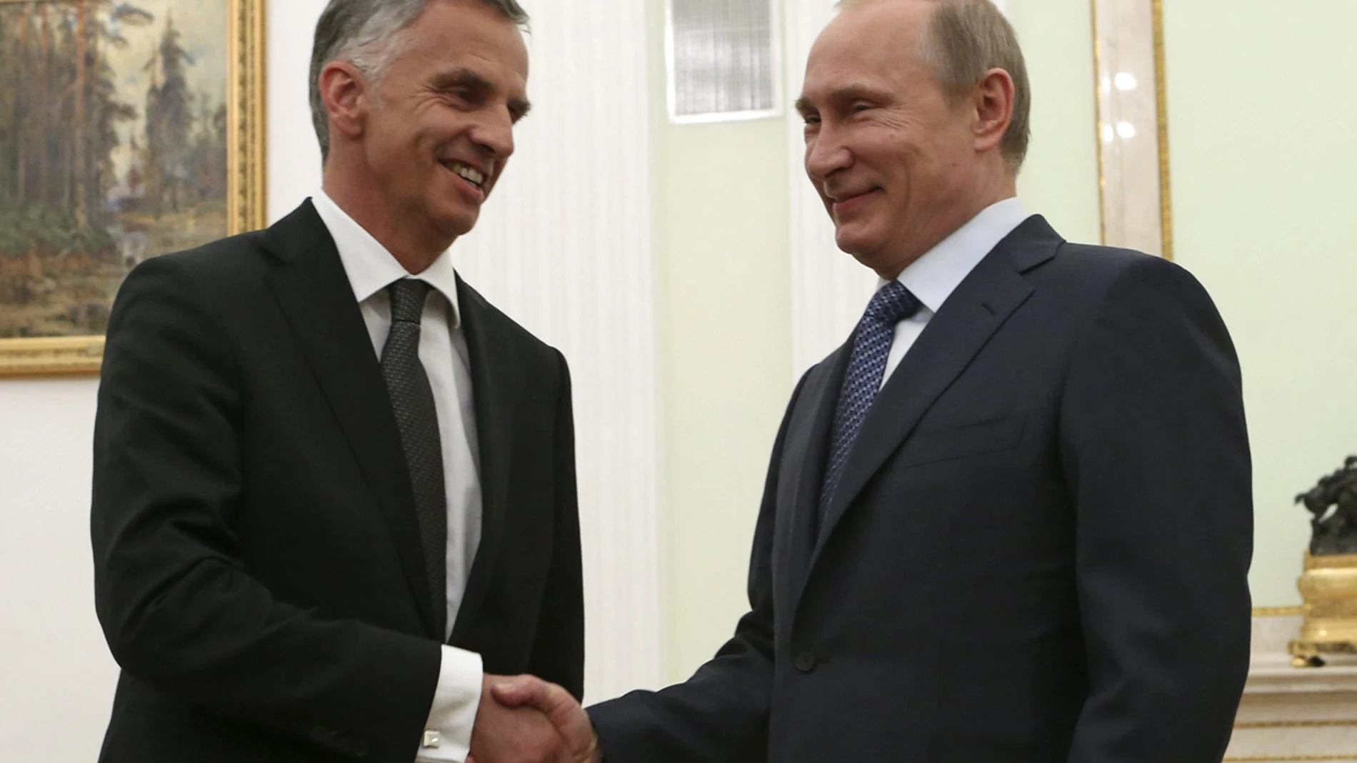 Vladímir Putin estrecha la mano del presidente de turno de la OSCE, Didier Burkhalter