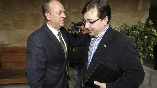 José Antonio Monago saluda a Guillermo Fernández Vara. José Antonio Monago saluda a Guillermo Fernández Vara.