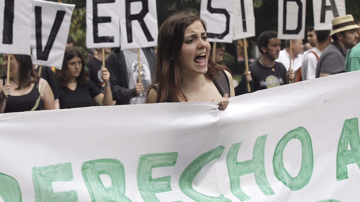 Manifestantes protestan contra el sistema de becas