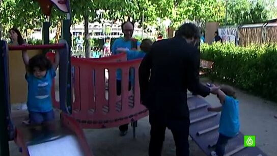 Ni&ntilde;os jugando en un parque
