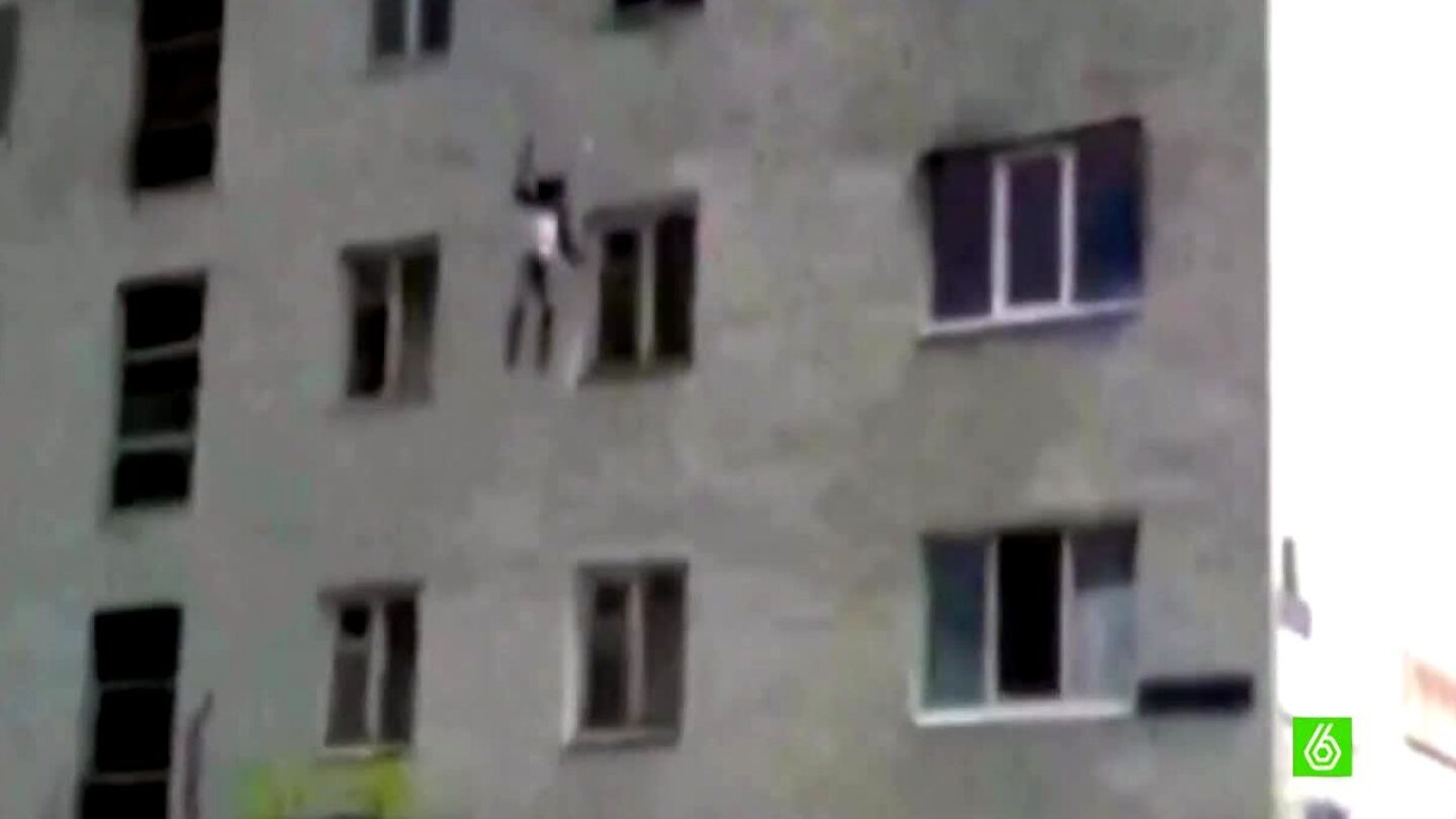 Una menor cae por la ventana para escapar del fuego en Rusia