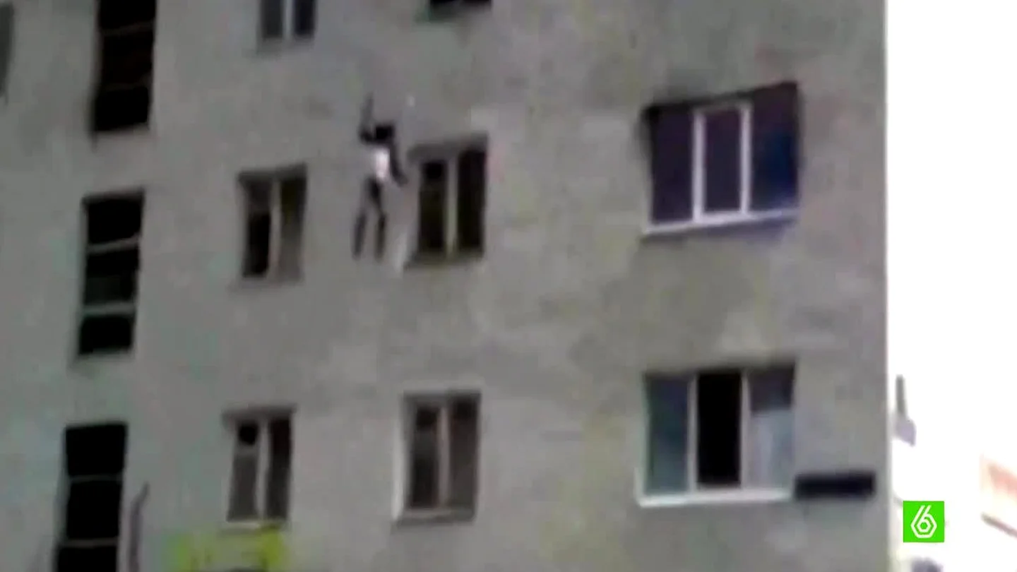 Una menor cae por la ventana para escapar del fuego en Rusia Una menor cae por la ventana para escapar del fuego en Rusia