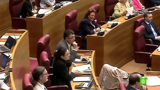 Mónica Oltra habla con Juan Cotino desde su escaño Mónica Oltra habla con Juan Cotino desde su escaño