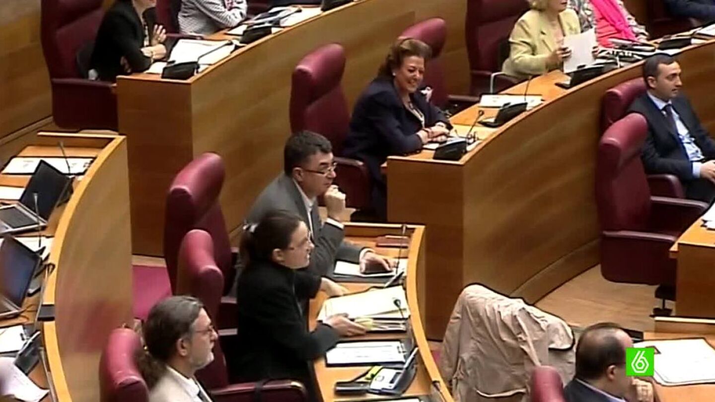 M&oacute;nica Oltra habla con Juan Cotino desde su esca&ntilde;o
