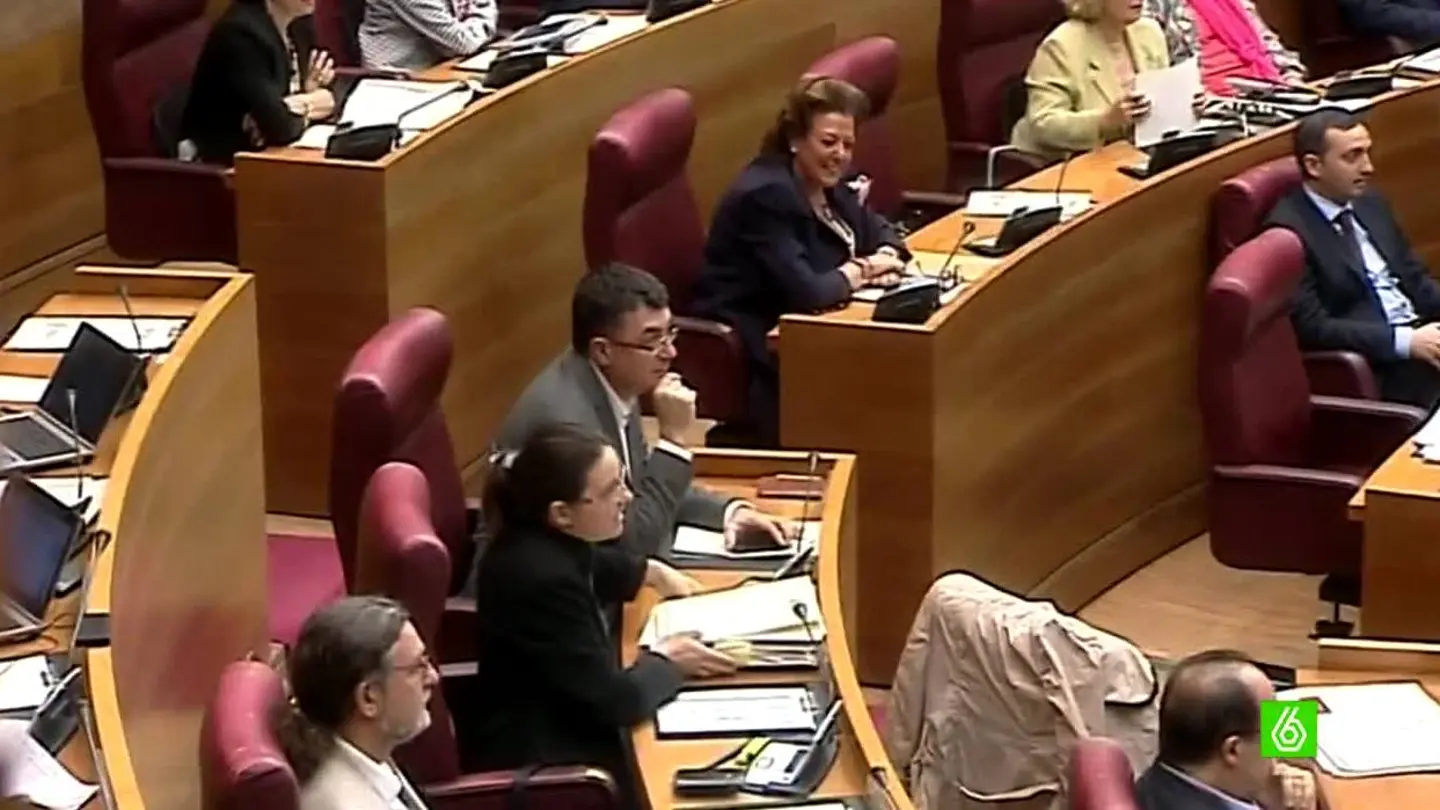 Mónica Oltra habla con Juan Cotino desde su escaño Mónica Oltra habla con Juan Cotino desde su escaño
