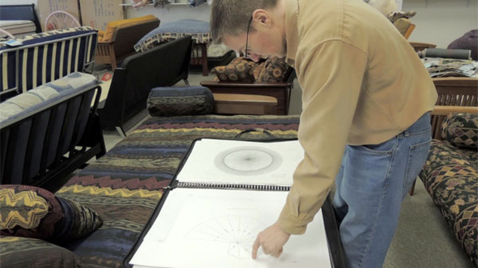 Jason Padgett y algunos de sus dibujos