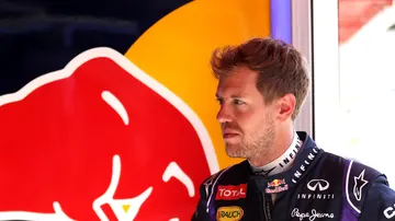 Sebastian Vettel, en el box de Red Bull en Montmeló