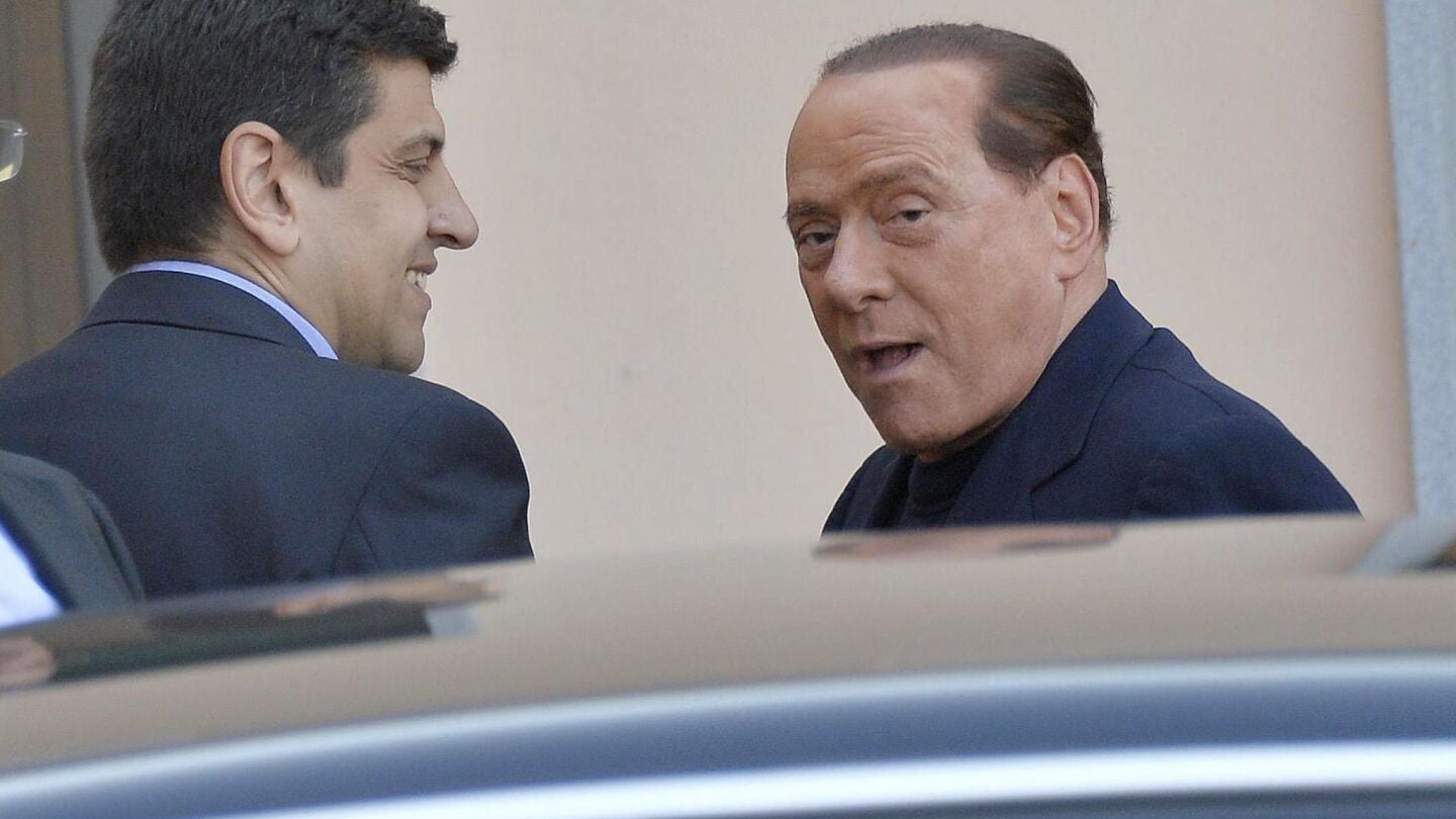 Silvio Berlusconi (d) a su llegada al al centro de ancianos y discapacitados Fundaci&oacute;n Sagrada Familia de Mil&aacute;n 