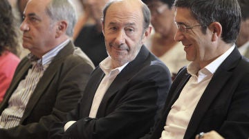 Rubalcaba, y Patxi López, durante el acto electoral de su partido celebrado en San Sebastián