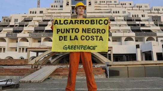 Una activista que se encuentran en el paraje de El Algarrobico, en Carboneras (Almería) Una activista que se encuentran en el paraje de El Algarrobico, en Carboneras (Almería)