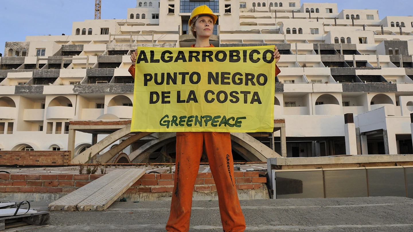 Una activista que se encuentran en el paraje de El Algarrobico, en Carboneras (Almería) Una activista que se encuentran en el paraje de El Algarrobico, en Carboneras (Almería)