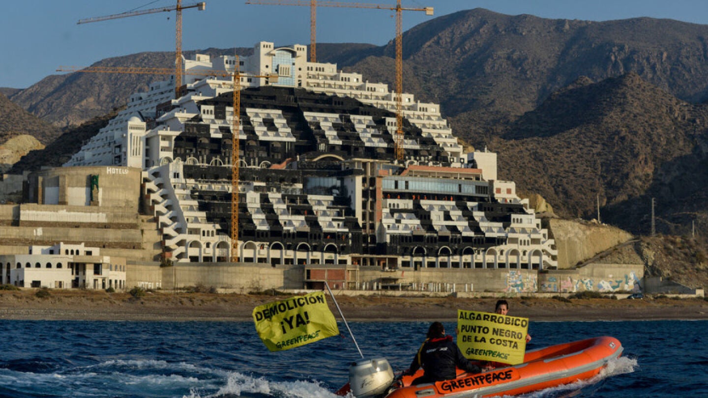 Greenpeace acaba su acci&oacute;n en el hotel de El Algarrobico