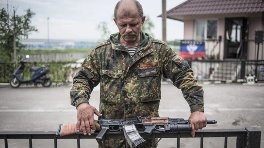 Un manifestante prorruso armado permanece en un punto de control cerca de la localidad de Slaviansk Un manifestante prorruso armado permanece en un punto de control cerca de la localidad de Slaviansk