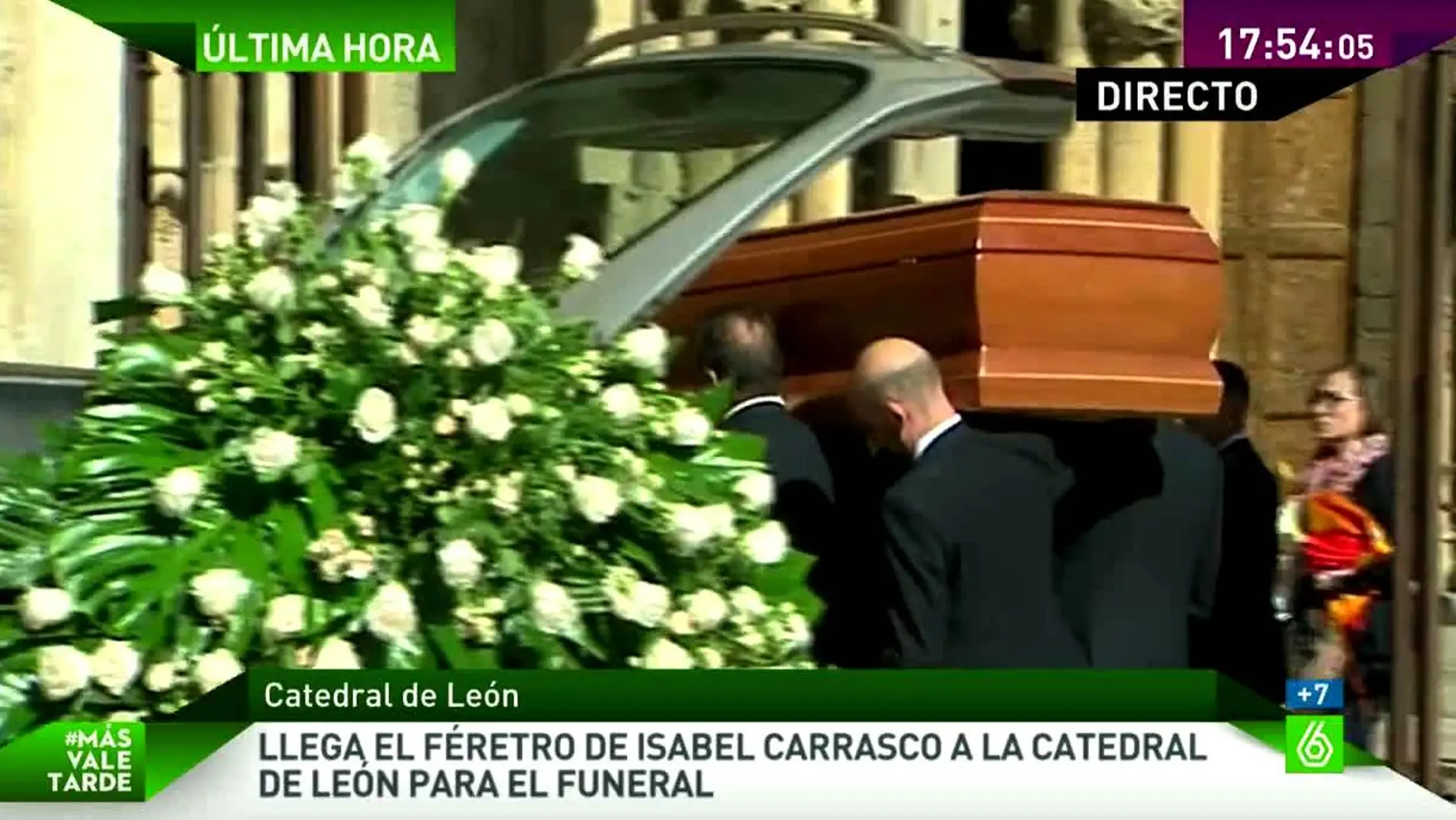 El féretro de Isabel Carrasco entra en la catedral de León