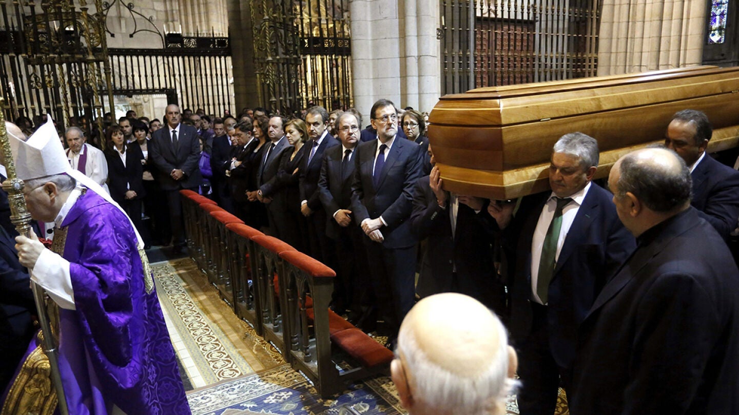 Mariano Rajoy y Juan Vicente Herrera observan la llegada del f&eacute;retro de Isabel Carrasco
