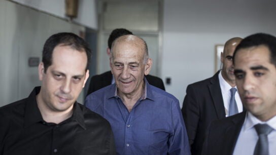 El ex primer ministro israel&iacute; Ehud Olmert (c)