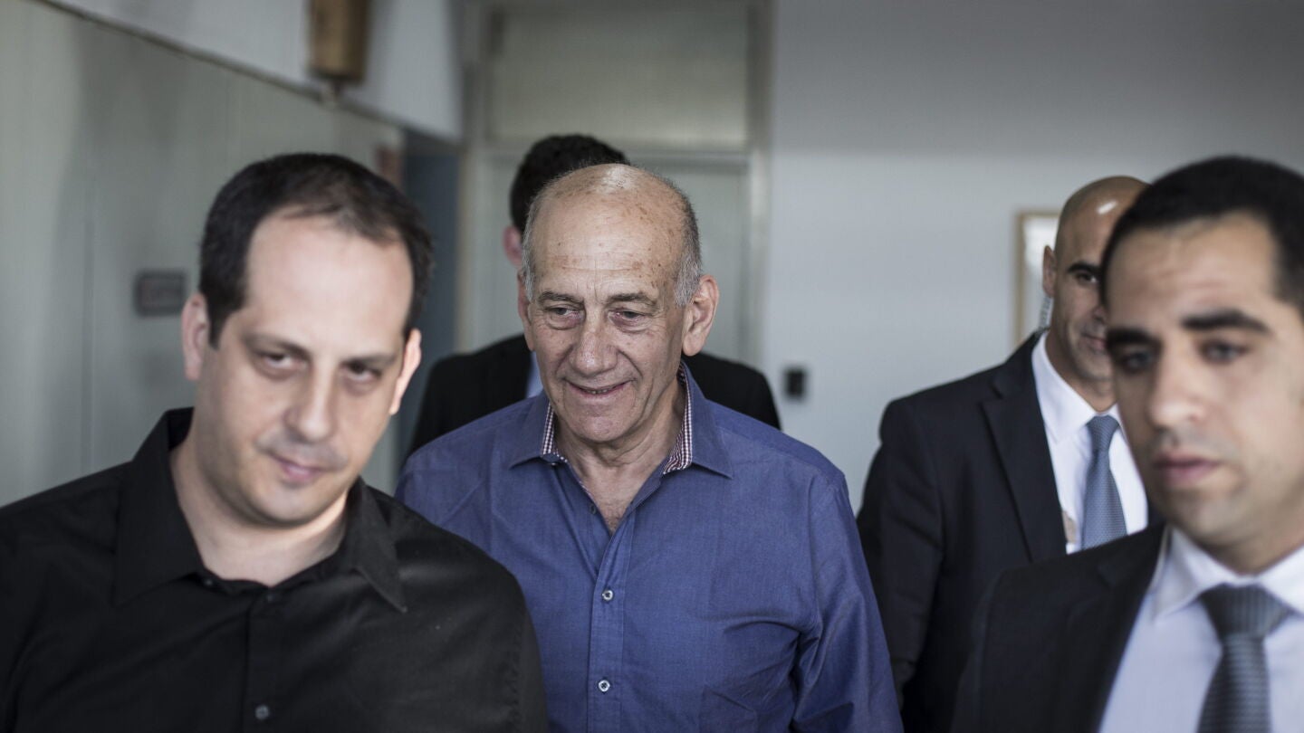 El ex primer ministro israel&iacute; Ehud Olmert (c)