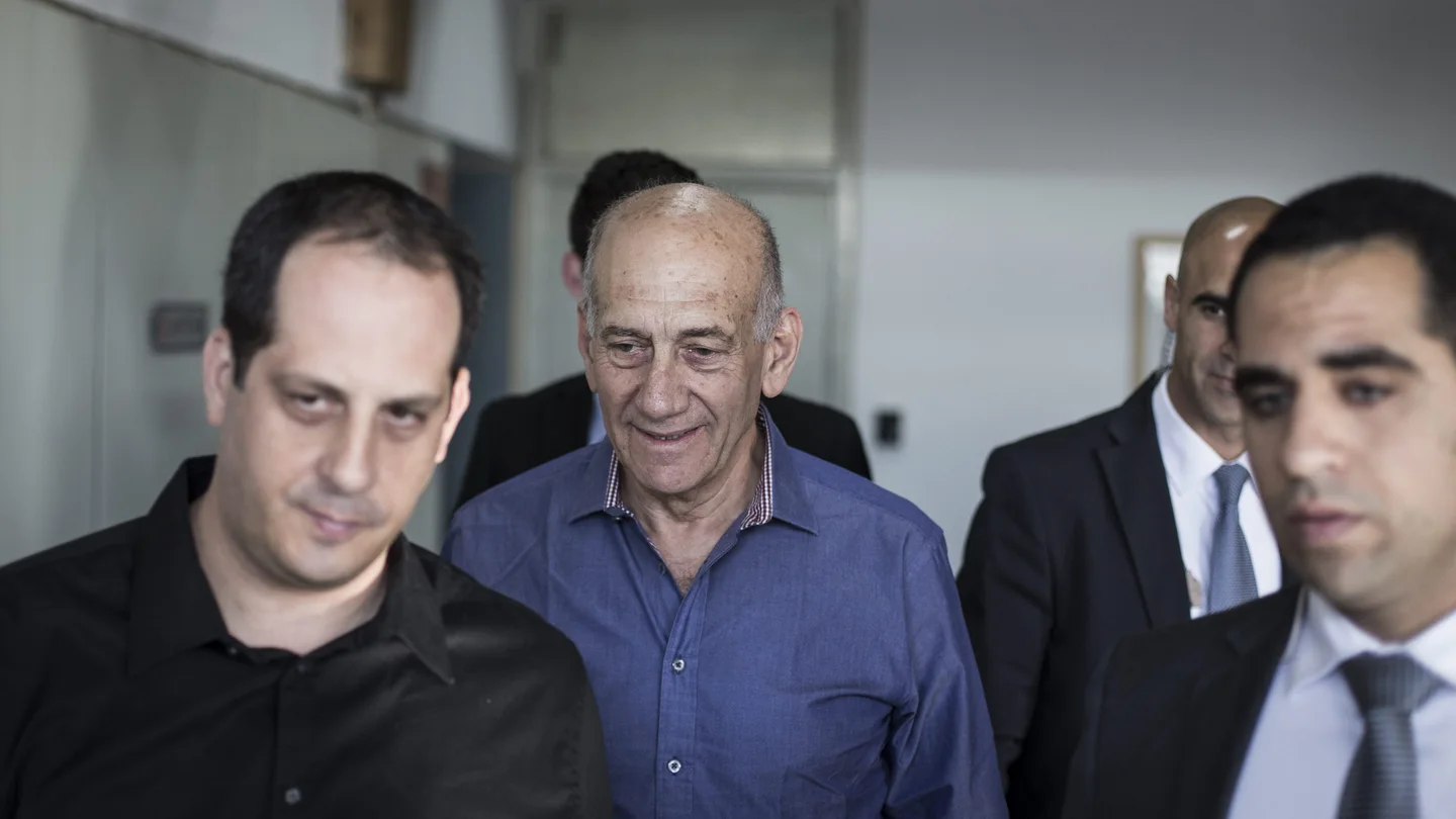 El ex primer ministro israelí Ehud Olmert (c) El ex primer ministro israelí Ehud Olmert (c)