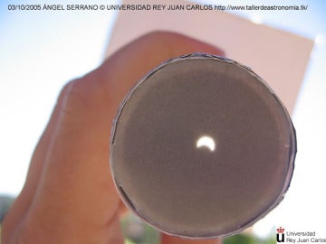 Aspecto real de cómo se ve el Sol durante un eclipse usando el proyector casero