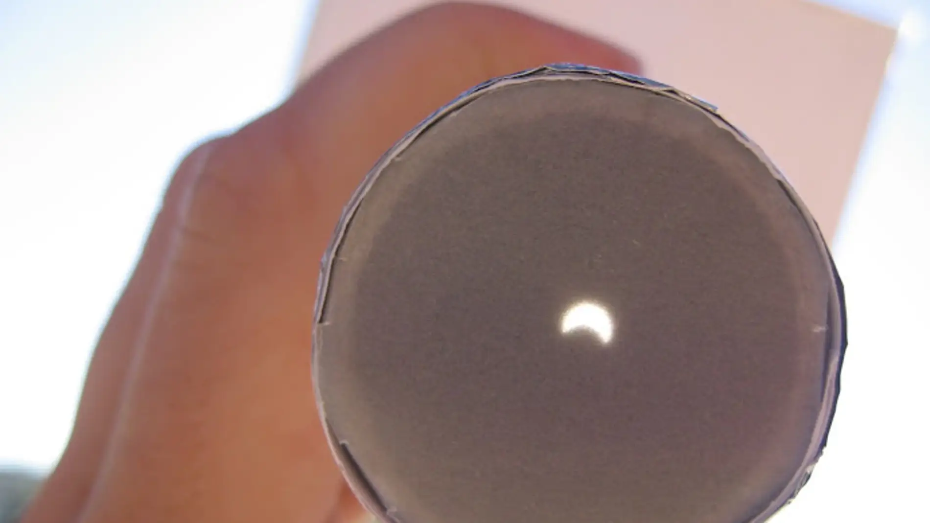 Aspecto real de cómo se ve el Sol durante un eclipse usando el proyector casero