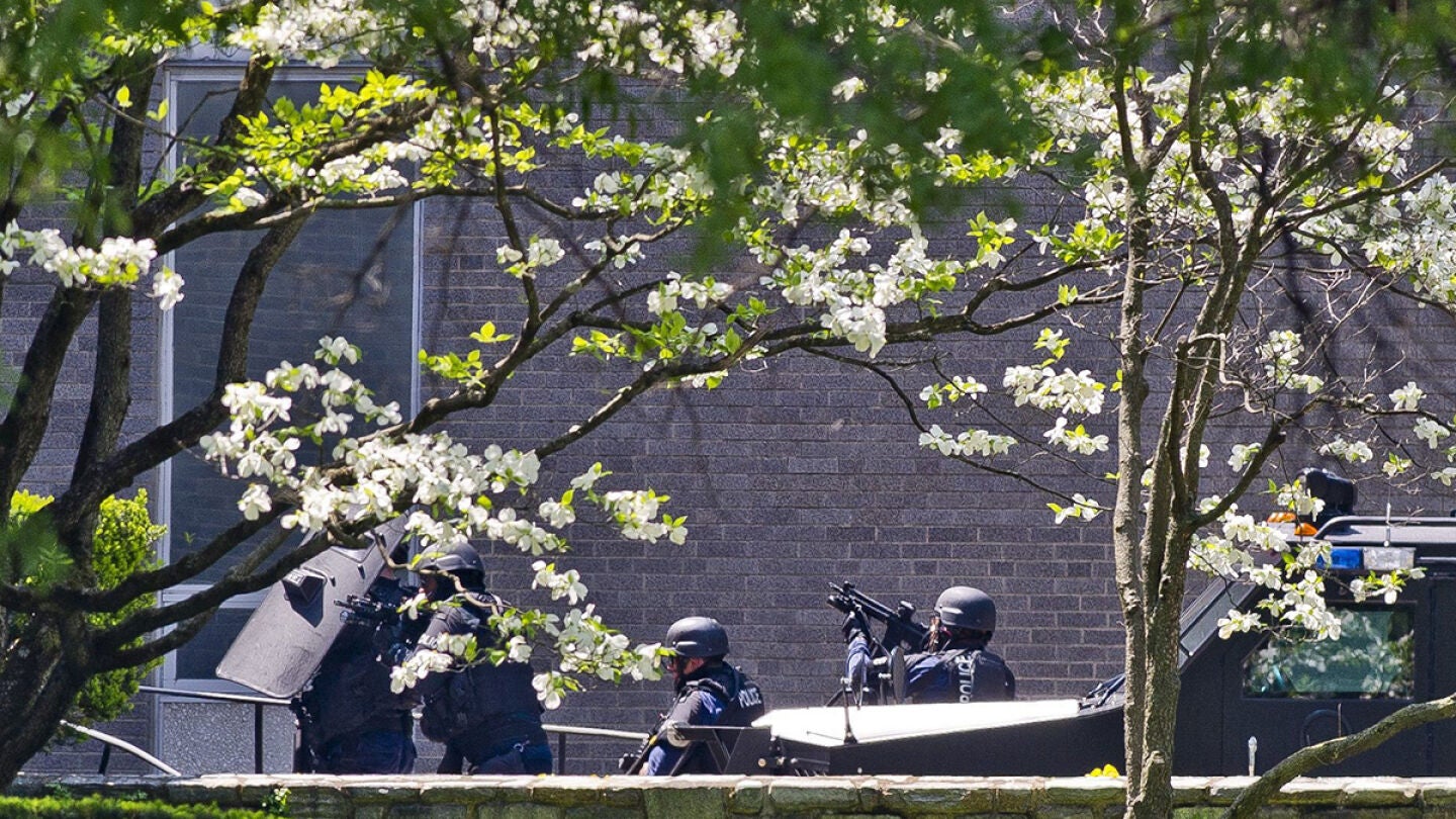 Un hombre armado entra a una televisi&oacute;n local de Baltimore al grito de "&iexcl;Soy Dios!"